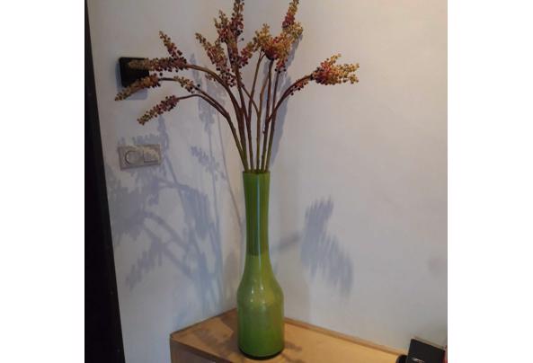 Vaas groen flesmodel 70 cm met plastic besjes - IMG-20250613-WA0003