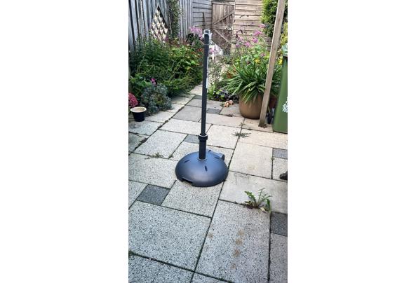 PARASOLVOET, zwart - 2026-09-16-parasolvoet