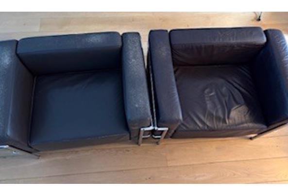 twee leren donderbruine stoelen met prachtig chromen frame.  - IMG_5522