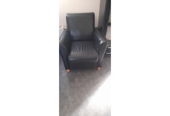 Zwarte stoel van kunstleer  - 20230121_122348