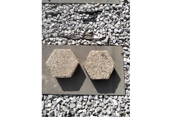 Zeshoekige tegels 24x21x8 ongeveer 100 stuks - IMG20260406165405