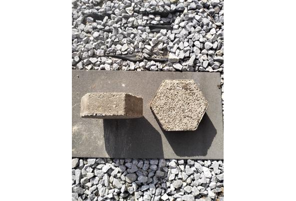 Zeshoekige tegels 24x21x8 ongeveer 100 stuks - IMG20260406165415