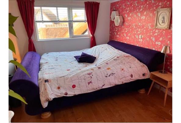 groot romatisch paars stoffen bed - Afbeelding1