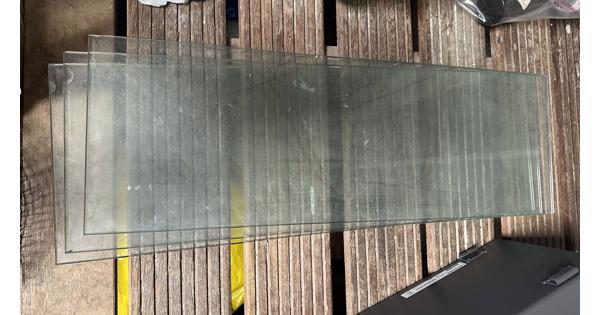 Drie glasplanken met beugels