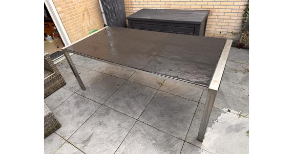 Grote tafel voor in de tuin