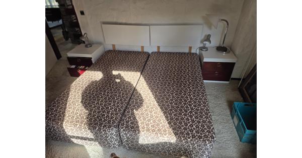 Twee persoons bed met nachtkastjes