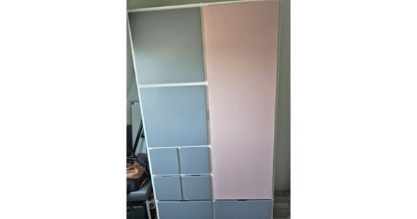 Degelijke kast, uiteen genomen.