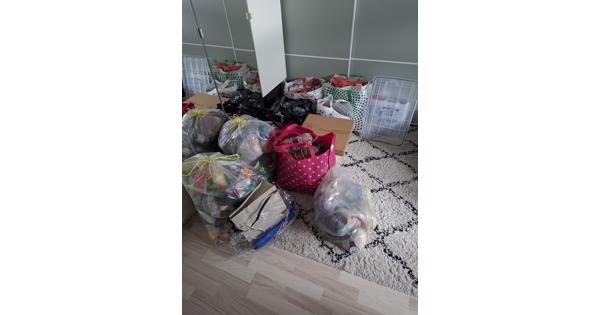 HEB IN DE LOOP DER JAREN VEEL RESTEN EN COMPLETE BOLLEN ACRYL EN KATOEN OVER ZIJN BEHOORLIJK WAT VUILNISZAKKEN, MAAR ALLES MEENEMEN OF NIETS KOEKANGE
