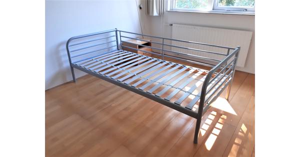 Mooi metalen bedframe en lattenbodem 1 persoonsbed