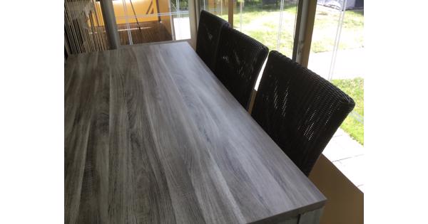 Tafel en 6 wickerstoelen