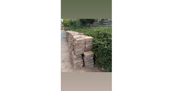 Gratis af te halen: een grote partij gebruikte klinkers. Ideaal voor het aanleggen van een terras, oprit of pad in de tuin. De klinkers zijn in goede staat en kunnen nog prima een ronde mee. Zelf ophalen en laden.