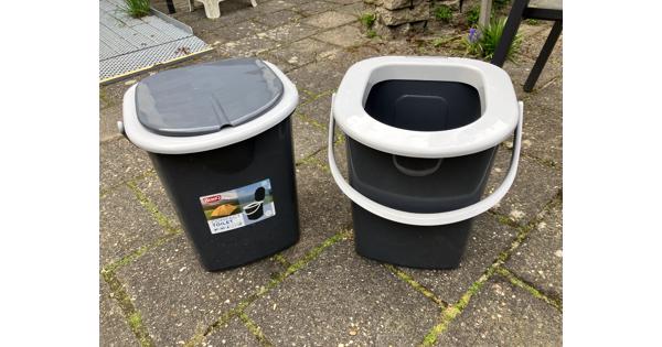 Twee toiletemmers