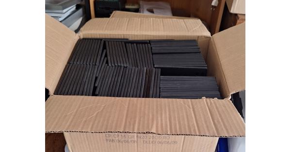 Vele dozen met dvd-covers