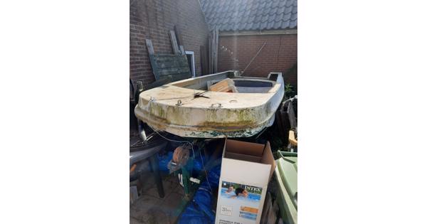 Opknapper! Afgezaagde kajuitboot met trailer
