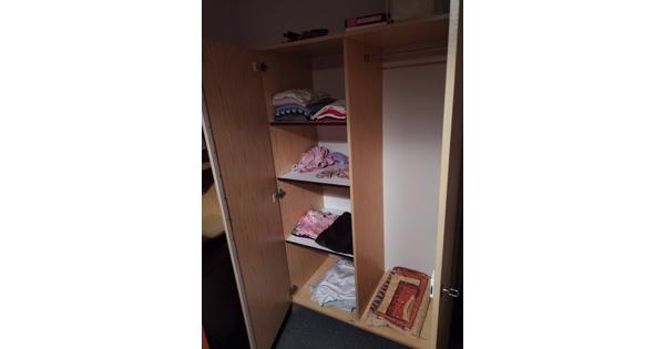 Goede en gebruikte kledingkast van licht hout