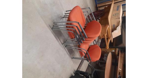 6 oranje stoelen