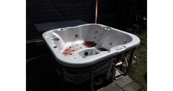 Kapotte Jacuzzi zonder jets gratis ophalen.