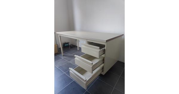 Bureau met ladekast