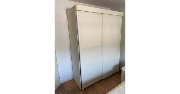 ruime degelijke kleding kast