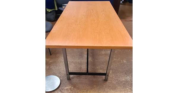 Eettafel staal onderstel afgezaagd blad