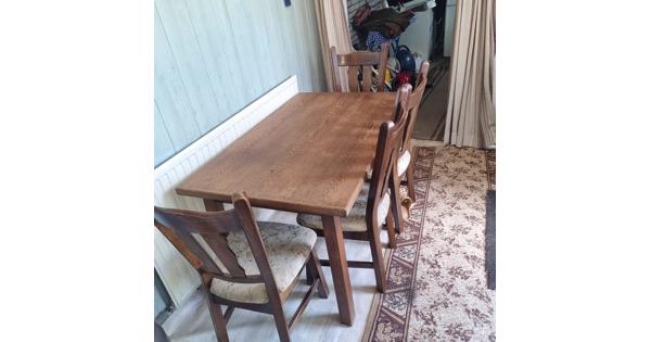 eetkamertafel met 4 stoelen