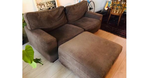 Bruine bank (driezits) met bijbehorende locker