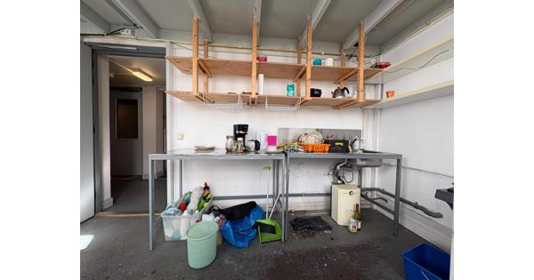 2 metalen werktafels, 1 met wasbak