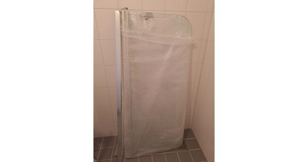 Ligbadglaswand door verhuizing .Groot 0,64×1.48 m met muurbevestiging