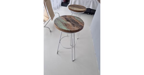 4 metalen barkrukken met houten zitting