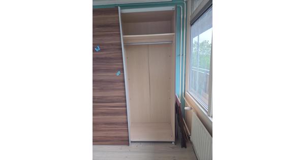 Kledingkast met schuifdeuren