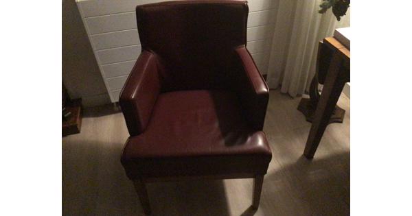 4 leren eetkamer stoelen in zeer goede staat kleur bordeauxrood 