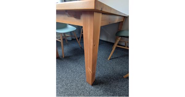 Tafel en 4 stoelen in goede staat