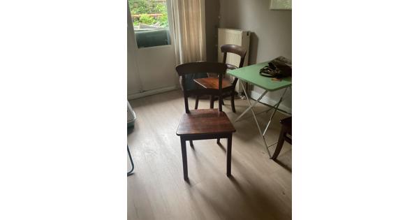 Vier houten stoelen