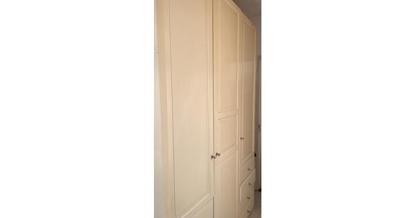 Deze maatwerk kledingkast heeft deuren, een roede en planken. De kast moet zelf gedemonteerd worden. Moet weg in verband met verhuizing.