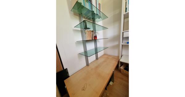 Opbergmeubel met houten tableau en vier glazen 'planken'.