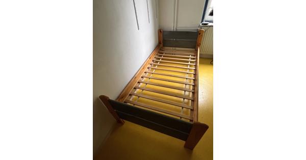Massief houten eenpersoonsbed met matras
