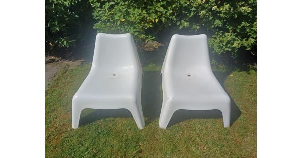2 witte loungestoelen