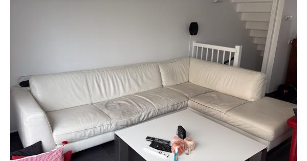 Witte leren bank