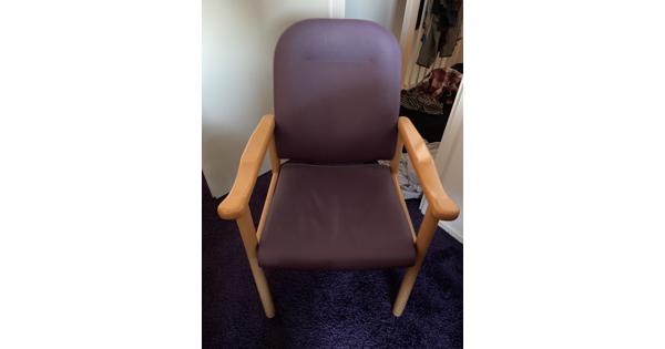  2 Stevige stoelen paarse bekleding 