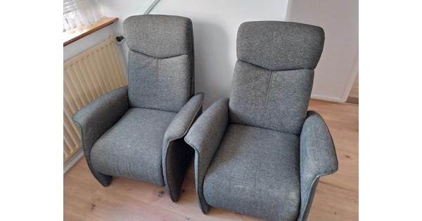 grijze fauteuils