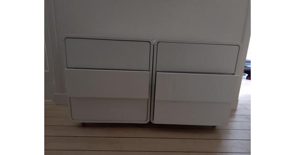 2 witte houten nachtkastjes