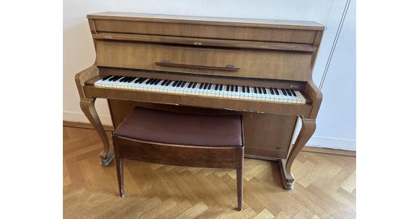 Piano met kruk