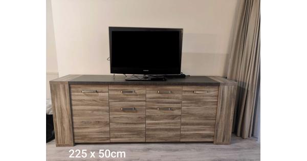 Eettafel en Salontafel dressoir vitrinekast