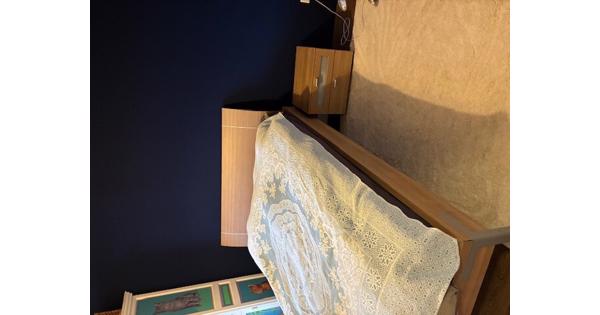 2-persoons bed met nachtkastje