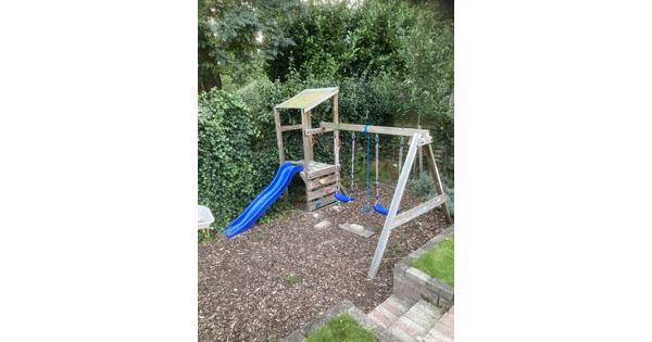 Speeltoestel met glijbaan en 2 schommels