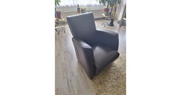 2 leren stoelen