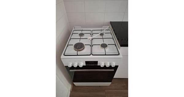 Verplaatsbaar gasfornuis met elektrische oven in goede staat