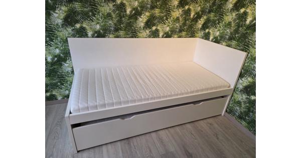 2 eenpersoonsbedden, uitschuifbaar