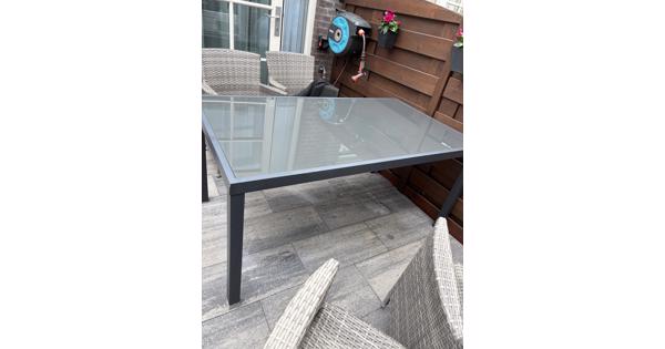 Tuintafel met glazen blad 
