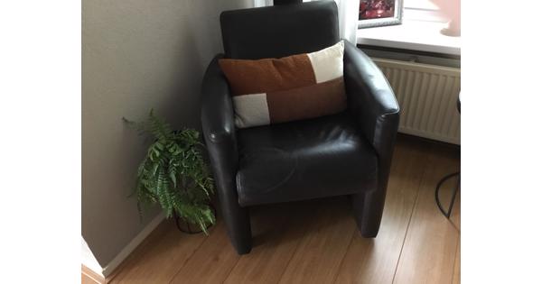 2 bruine  leuke stoeltjes